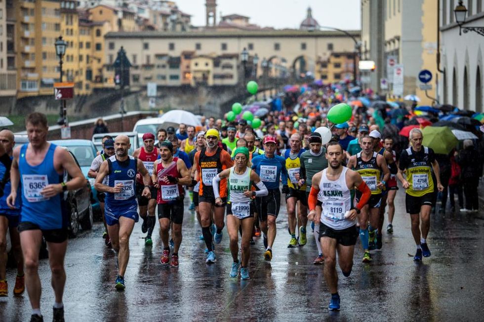 Pioggia e vento freddo hanno reso "eroica" la gara dei maratoneti a Firenze-