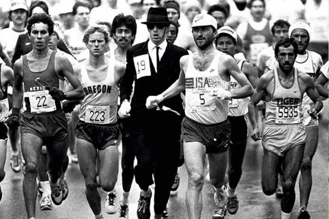 Gary Fanelli in azione alla Maratona di Boston del 1981 travestito da Blues Brother