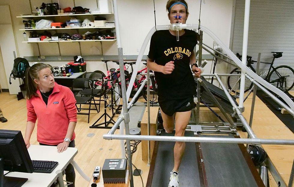 Il runner Andy Wacker testa le Nike Zoom Vaporfly nel laboratorio dell'università di Boulder, Colorado. Il monitoraggio è affidato alla studentessa “graduate” e olimpionica delle siepi Shalaya Kipp (RW Us)
