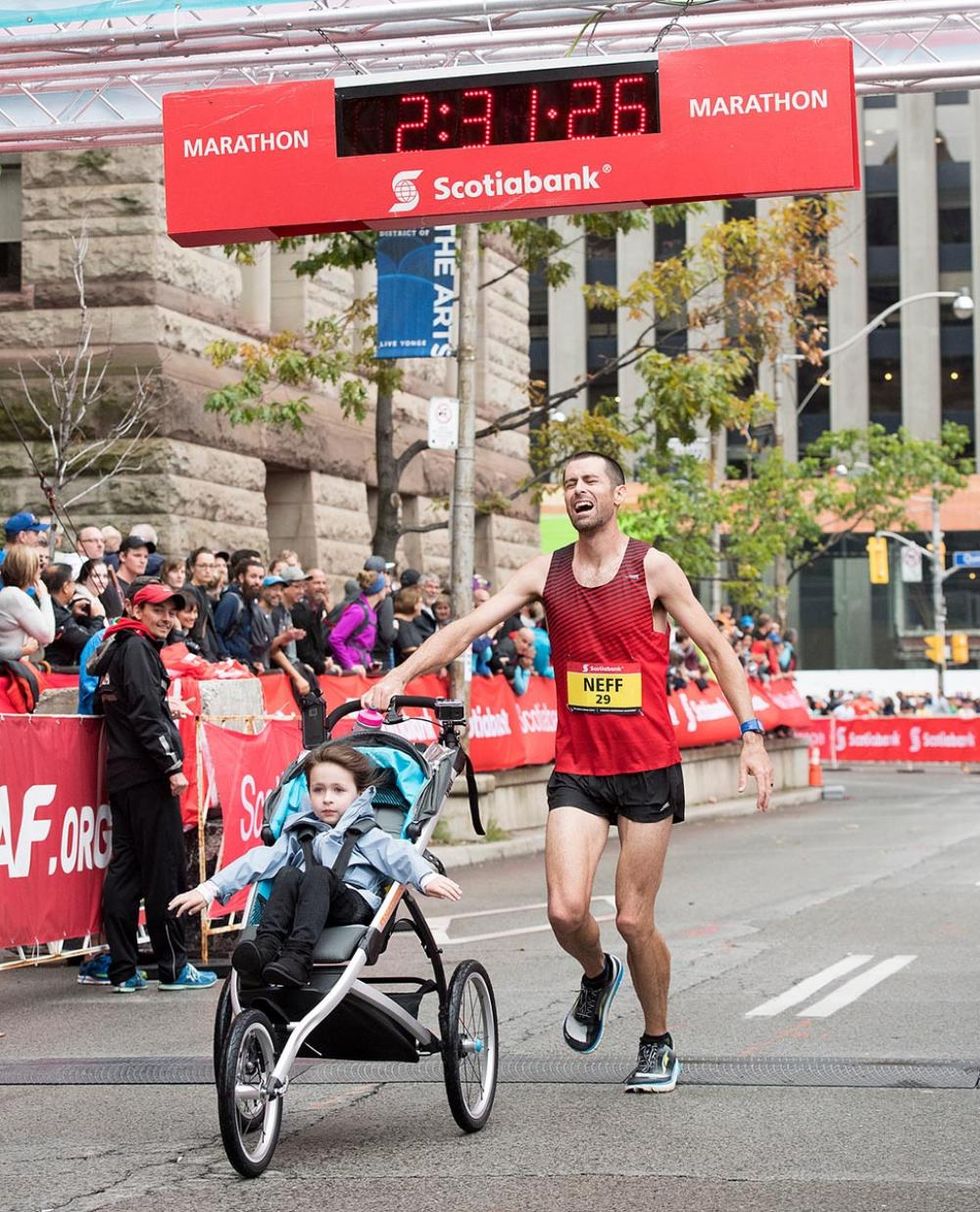 Calum Neff all'arrivo della Toronto Marathon 2016 dove ha stabilito il World Guinness Record in 2h31:21 ( )