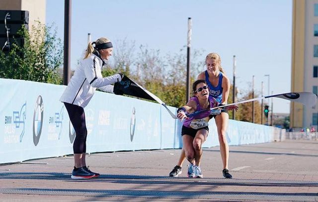 Chandler Self taglia il traguardo della Dallas Marathon 2017 aiutata dalla studentessa Ariana Luterman