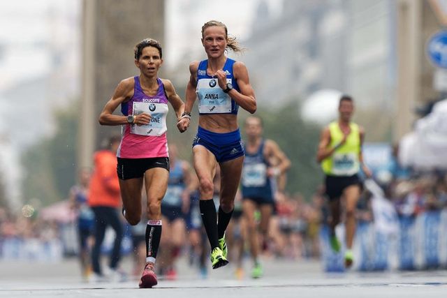 Catherine Bertone all'arrivo della Maratona di Berlino con la tedesca Anna Hahner che l’ha preceduta di soli 2 secondi ( )