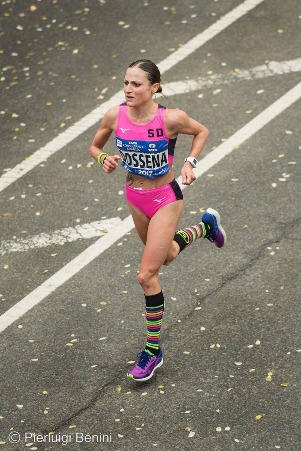 Sara Dossena con le sue calze coloratissime in testa nella NY Marathon