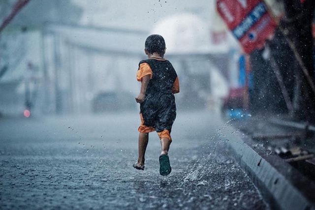 Se fuori piove non si può non uscire a correre dandosi l’opportunità di tornare fanciulli..