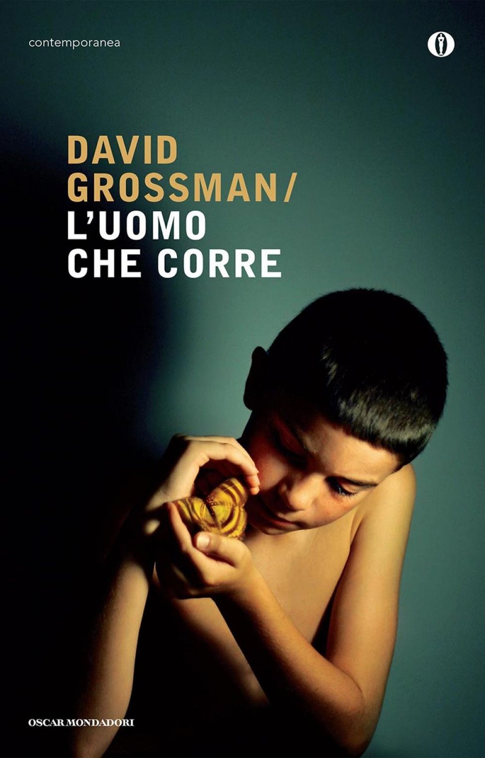 La cover di “L’uomo che corre” di David Grossman, ed. Oscar Mondadori