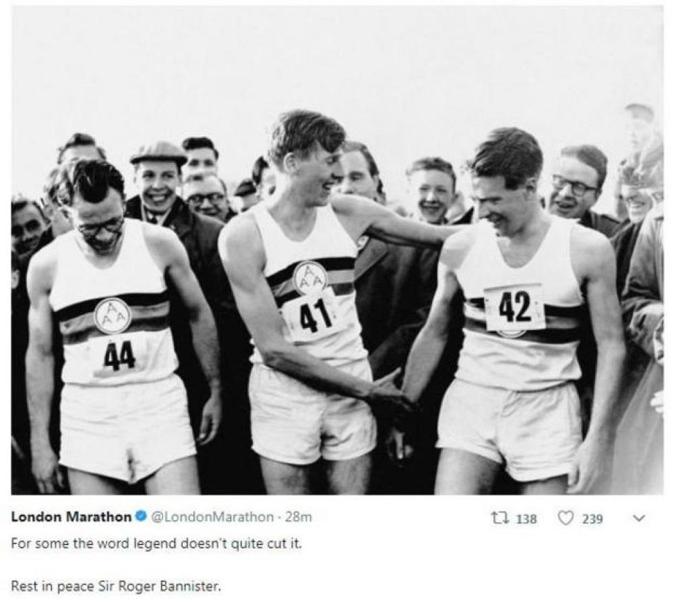 Roger Bannister (al centro), ricordato sui Social dalla London Marathon