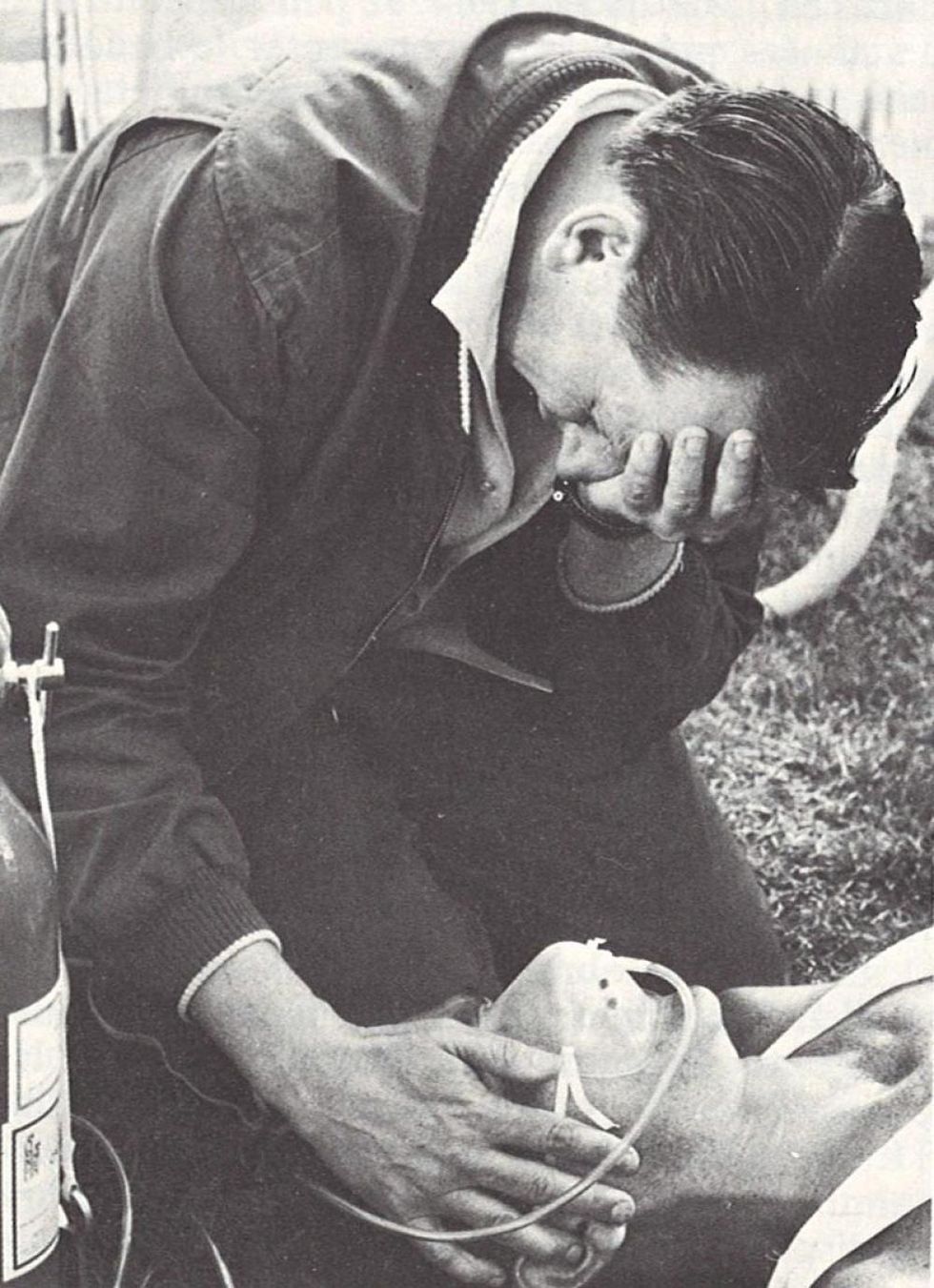 Ron svenuto sul prato dopo i 10.000 di Mexico City 1968, viene rianimato con l’ossigeno