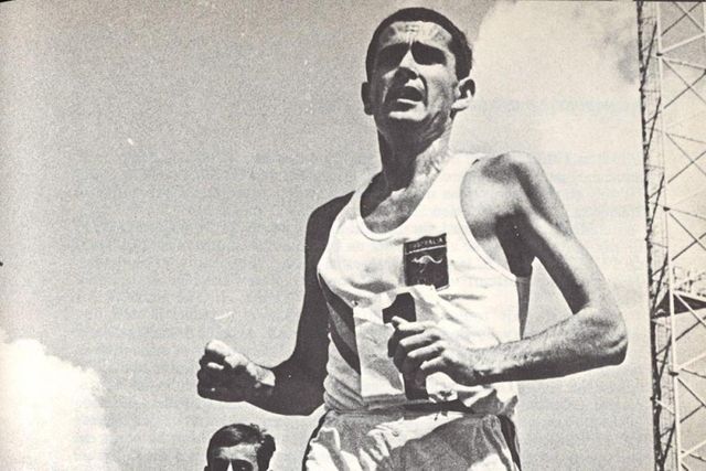 Se non di medaglie, in carriera Ron Clarke fece incetta di primati mondiali: ne stabilì 4 nei 5.000 e 2 nei 10.000, primo uomo sotto i 28 minuti (27’39”4) a Oslo nel 1965. Stabilì altri record nelle due miglia (2), nelle tre miglia (4) nelle sei miglia (2), più uno nelle 10 miglia, nei 20 km e nell’ora in pista (20,232 chilometri)