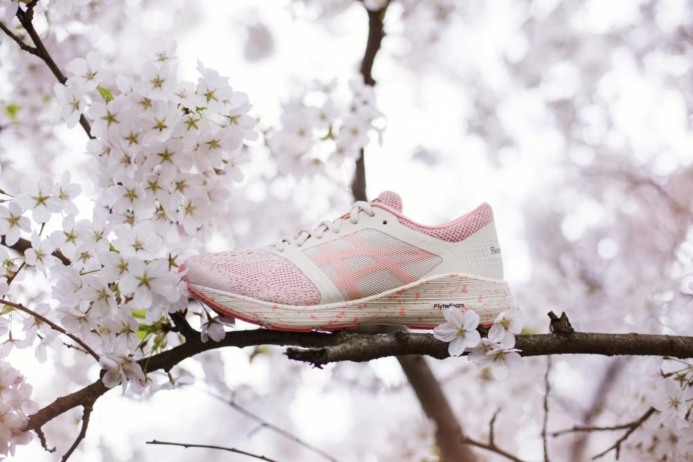 La corsa si fa poesia con le scarpe Sakura di Asics