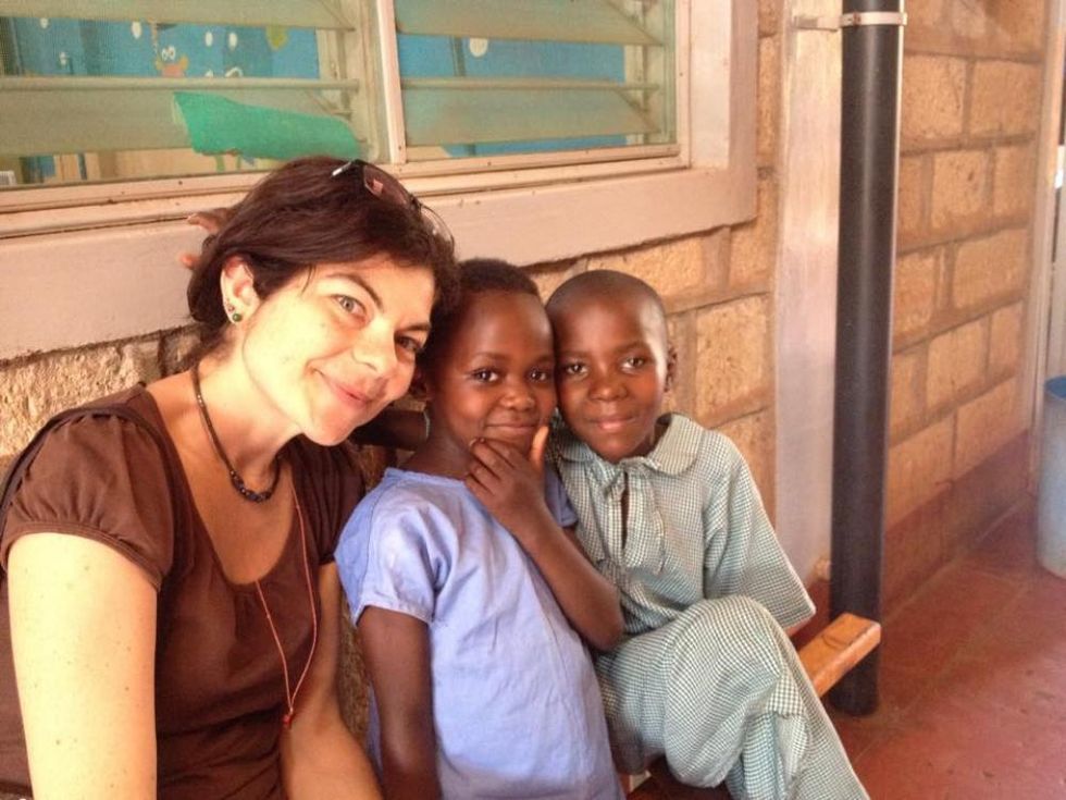 Stefania con i suoi piccoli pazienti in Kenia