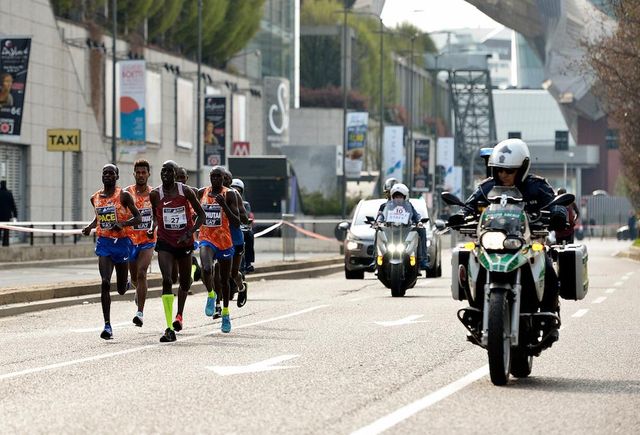 Squadre di agenti in moto hanno seguito gli atleti in gara (Credit LaPresse Maratona di Milano)