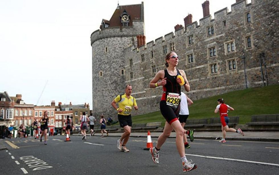 Una gara davanti al castello inglese di Windsor