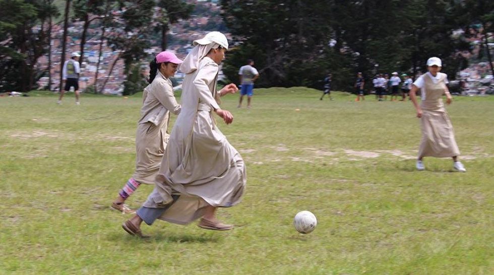 Suor Carmen mentre gioca a calcio insieme alle sorelle appartenenti all Suore Crocifisse Adoratrici dell'Eucaristia del Trovador ( )