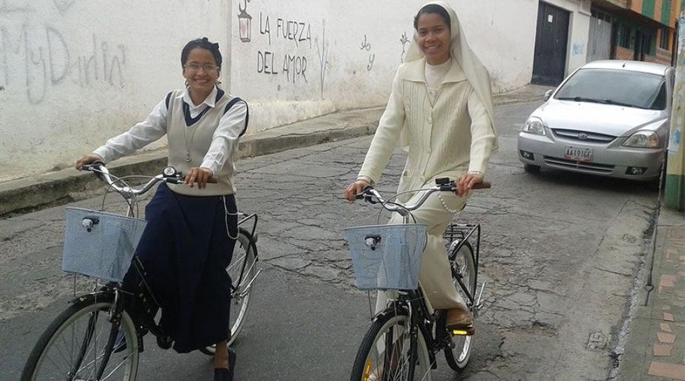 Suor Carmen in bici durante le quotidiane attività per la sua comunità ( )