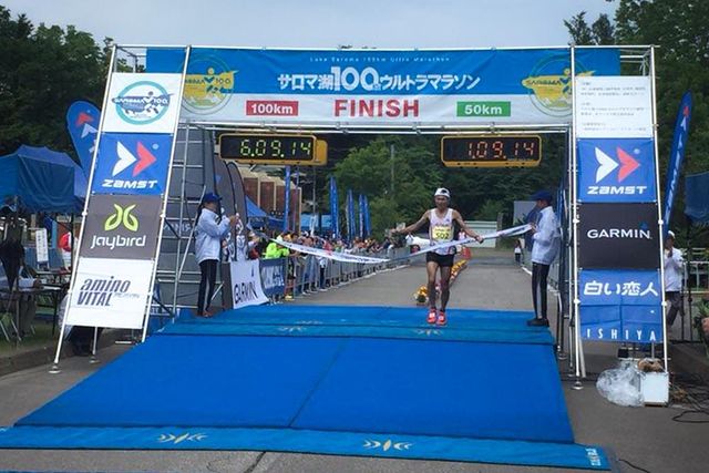 Nao Kazami taglia il traguardo del nuovo record mondiale di 100 km (credits  Lake Saroma 100 km Ultramarathon)