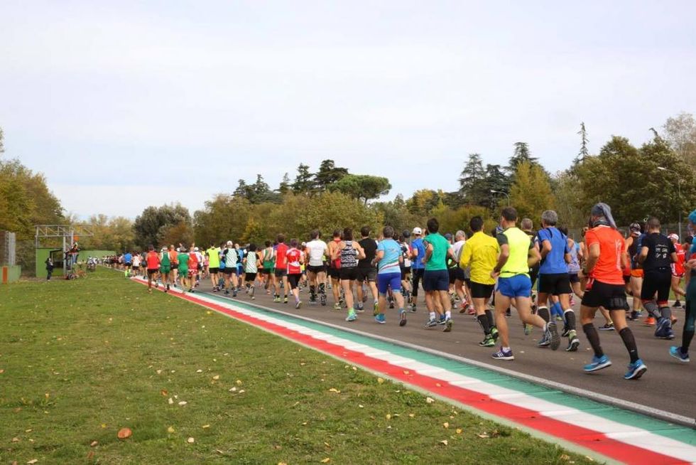 La partenza della prima edizione de La Mezza Maratona d’Italia all’Autodromo di Imola