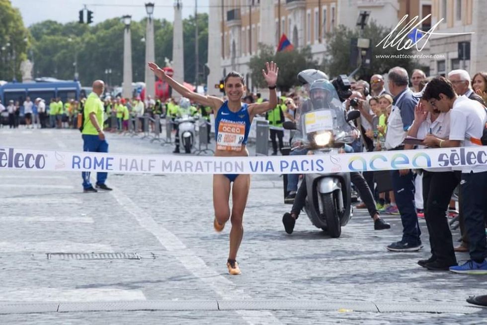 Sara Brogiato al traguardo della Via Pacis half maraton di Roma