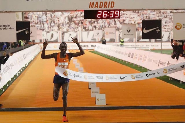 Jacob Kiplimo ha segnato il miglior tempo di 10 km di sempre (su strada) a Madrid. Il risultato, tuttavia, non può essere omologato come record mondiale, in quanto il percorso è leggermente in discesa