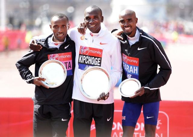 Il podio della London Marathon 2018: Kipchoge, Farah, Kitata (Getty Images)
