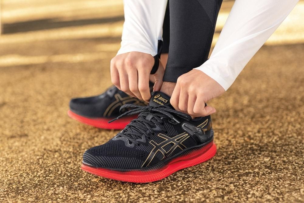 Metaride l innovativa scarpa di Asics pensata per risparmiare energia in maratona