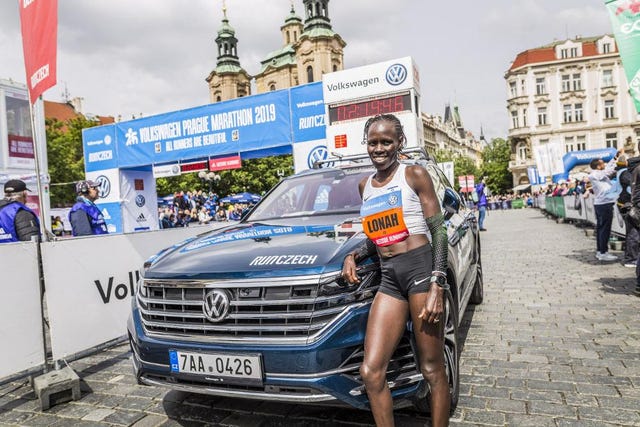 Lonah Salpeter: questi i passaggi della sua maratona vinta in 2:19'46" (5km 16'42" - 10km 33'19" - 15km 49'43" - mezza maratona 1:10'12" - 25km 1:23'25" - 30km 1:39'55" - 35km 1:56'10" - 40km 2:12'32") Lonah Salpeter: questi i passaggi della sua maratona vinta in 2:19'46" (5km 16'42" - 10km 33'19" - 15km 49'43" - mezza maratona 1:10'12" - 25km 1:23'25" - 30km 1:39'55" - 35km 1:56'10" - 40km 2:12'32")