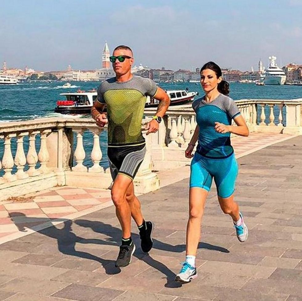 Nicolas Locori e Chiara Mantovan in corsa lungo Viale Giardini Pubblici (Biennale) con indosso la collezione running Uyn Alpha