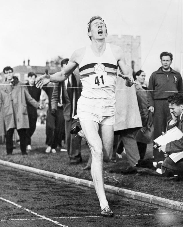 il taglio del traguardo della pista di oxford, il 6 maggio 1954
