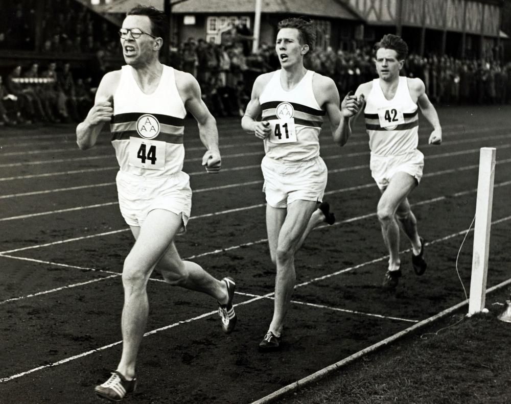 Durante la gara, scortato dai due compagni che lo hanno aiutato nell'impresa: Chris Brasher, con il numero 44, che lo ha tirato per i primi due giri, e Chris Chataway, con il numero 42, che lo ha spinto nel terzo giro  