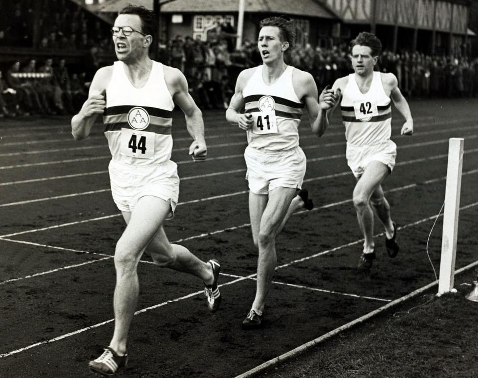 Durante la gara, scortato dai due compagni che lo hanno aiutato nell'impresa: Chris Brasher, con il numero 44, che lo ha tirato per i primi due giri, e Chris Chataway, con il numero 42, che lo ha spinto nel terzo giro  