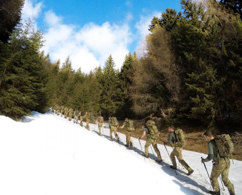 La prima fase di addestramento tradizionale dei due plotoni di Alpini che affronteranno il prossimo Tor Des Geants (foto Esercito).