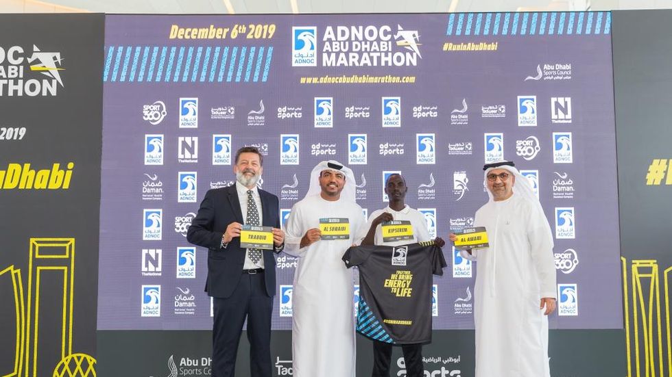 Omar Al Suwaidi (ADNOC) e Aref Al Awani (ADSC), insieme a Marius Kipserem, vincitore dell'edizione 2018, e Andrea Trabuio (Rcs Active Team - Rcs Sport) durante la conferenza stampa.