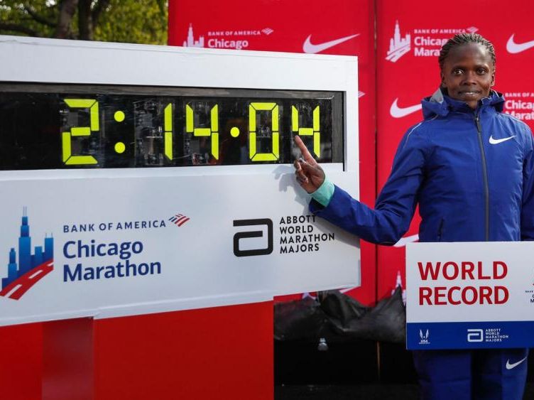 Brigid Kosgei, prima donna al mondo ad abbattere il muro delle 2 ore 15 minuti in maratona.