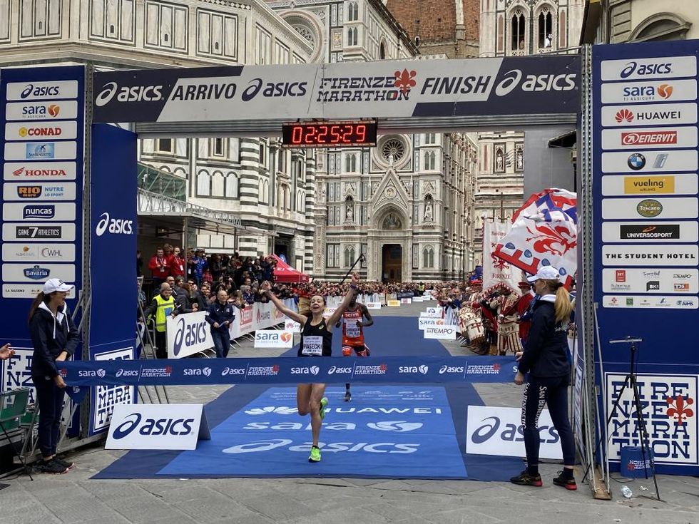 Jess Piasecki taglia il traguardo alla Asics Firenze Marathon 2019.Foto Max Grassi