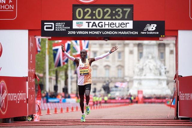 Eliud Kipchoge è stato il dominatore della maratona di Londra 2019 con il record della corsa, 2:02'37", tempo che cercherà di battere il prossimo 26 aprile. ( )