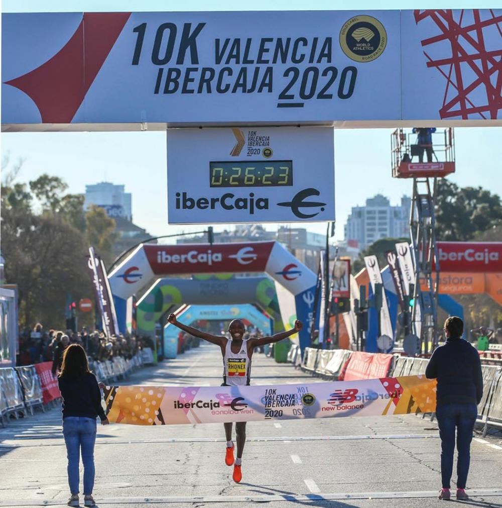 Il keniano Rhonex Kipruto stabilisce il nuovo record mondiale sui 10 km in 26:24 (foto Facebook).