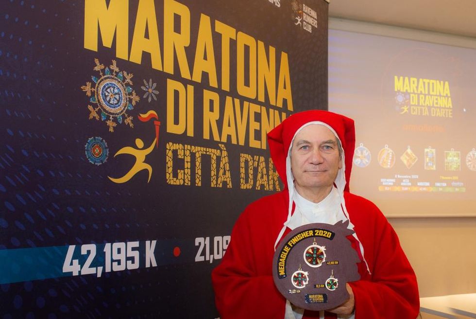 La medaglia della Maratona di Ravenna 2020 ha una forma che ricalca l'inconfondibile profilo del grande Poeta ed è realizzata in tre diversi formati per la 42K, la 21K e la 10K..&nbsp;