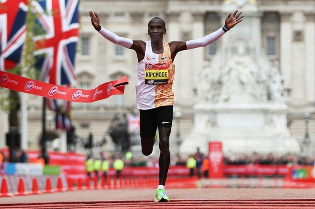 Eliud Kipchoge al traguardo della London Marathon 2019 ( )