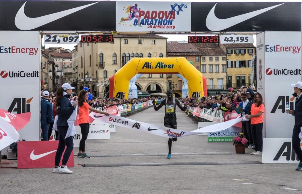 l'arrivo del keniano lomoi alla padova marathon 2019