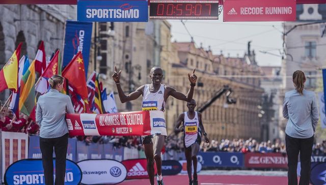 Il keniano Bernard Kimeli vince la mezza maratona di Praga 2019 nel tempo di 59'07".&nbsp;
