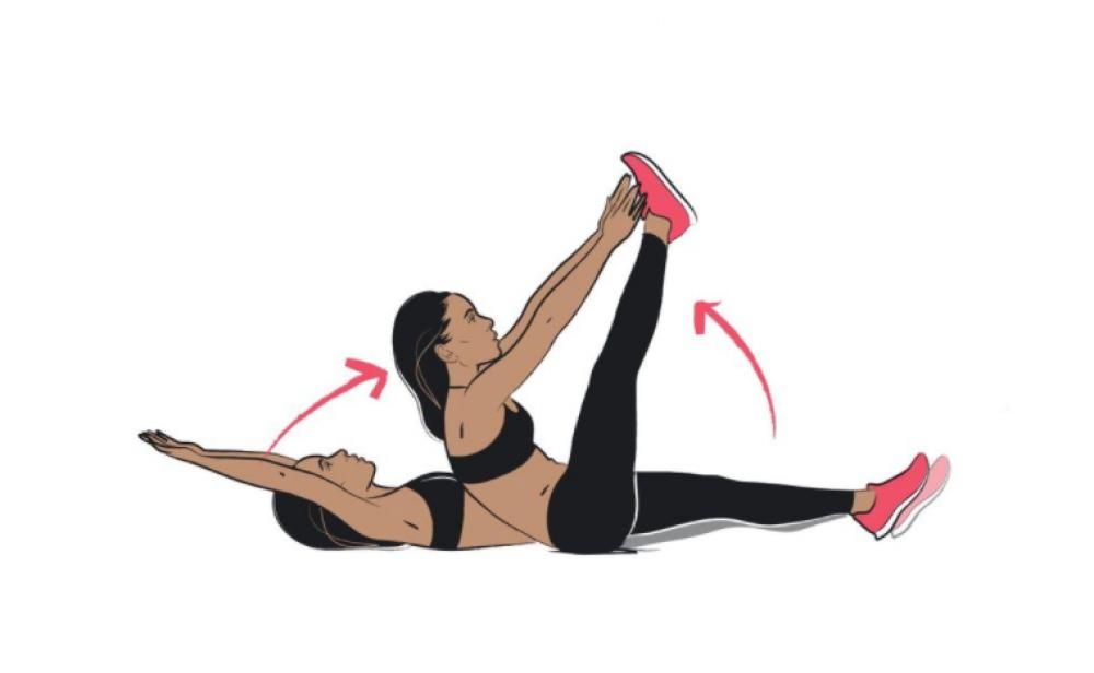  V-Sit alternati - a) Sdraiatevi sulla schiena e portate le braccia in alto, con le gambe distese. Cercate di mantenere il corpo il più dritto possibile. Pronti?(b) Alzate la gamba destra a 90°, poi portate entrambe le braccia in alto per toccare contemporaneamente l'alluce destro. Ripetete a sinistra, poi continuate ad alternarvi.