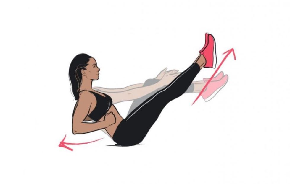  Righe - Sedersi con le ginocchia piegate a 90°, i piedi sollevati dal pavimento e le braccia tese. Stendete le gambe davanti a voi, piegando i gomiti indietro in un'azione di canottaggio e ripetete