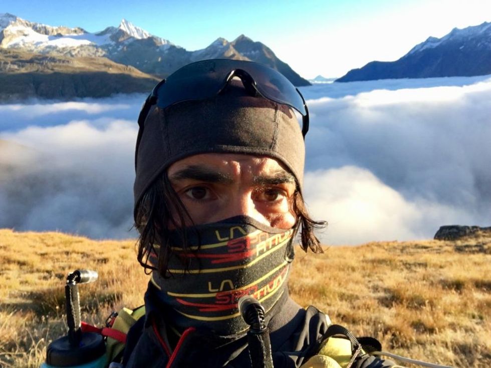 Paolo Garindo sopra le nuvole a 2500 metri durante l'Ultra Trail del Monte Rosa in solitaria.