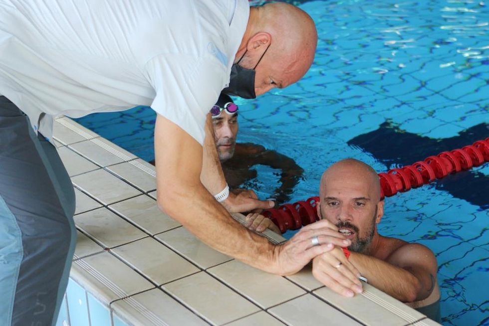 Il nostro Dario Marchini insieme a Matteo Bortesi, Product Manager di Garmin Italia, in piscina durante la prova delle nuove funzionalità del Forerunner 745