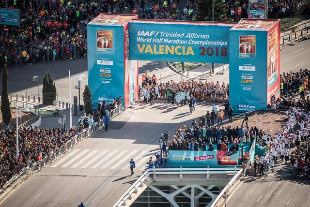 La partenza dei Campionati Mondiali di Mezza Maratona a Valencia nel 2018 ( )