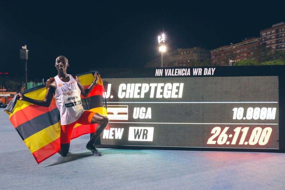 Joshua Cheptegei dopo aver stabilito il nuovo primato mondiale dei 10000 m.