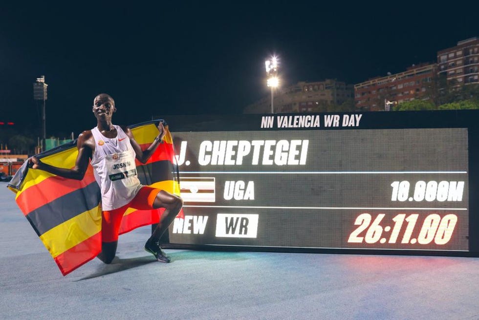 Joshua Cheptegei dopo aver stabilito il nuovo primato mondiale dei 10000 m.