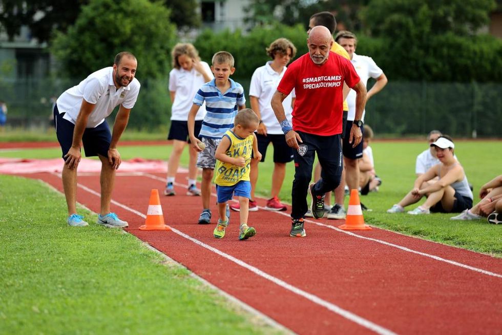 Francesco Panetta insieme ai ragazzi Special Olympics della Corona Ferrea di Monza, in allenamento a Villasanta (foto Roberto Mandelli).