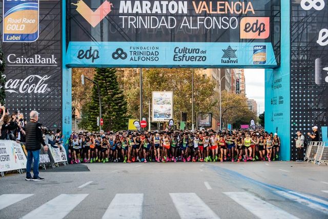 la partenza della maratona di valencia