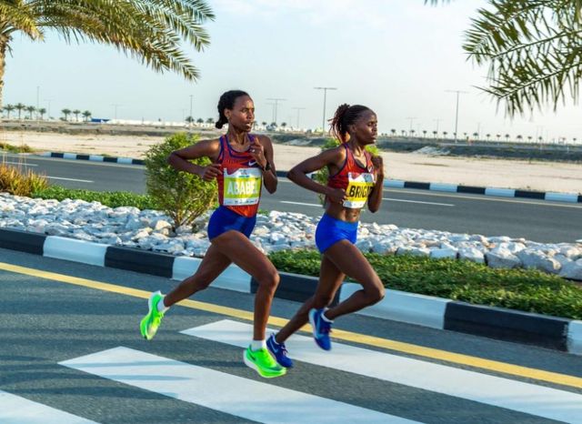 La detentrice del record mondiale di mezza maratona femminile, Ababel Yeshaneh, e Brigid Kosgei, attuale campionessa mondiale di maratona, corrono verso il traguardo RAK Half Marathon 2020