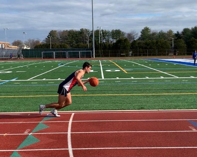 durante il tentativo di record sul miglio palleggiando con un pallone da basket ( )